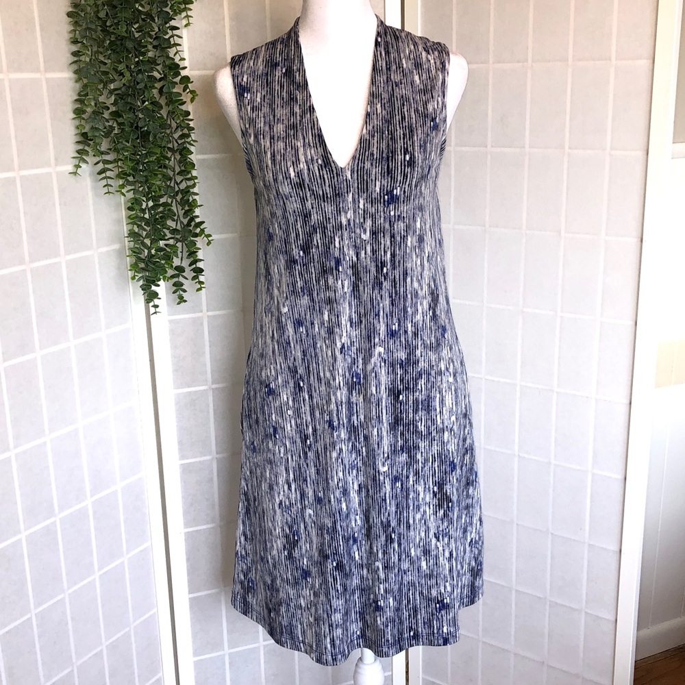 Reaction by Kenneth Cole Sleeveless, V-Neck, Knee Length Dress in Blue& White S